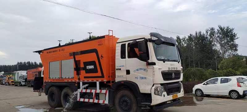 The inspection of the HRf100 small slurry seal truck is completed. I wish the customer a happy ride!